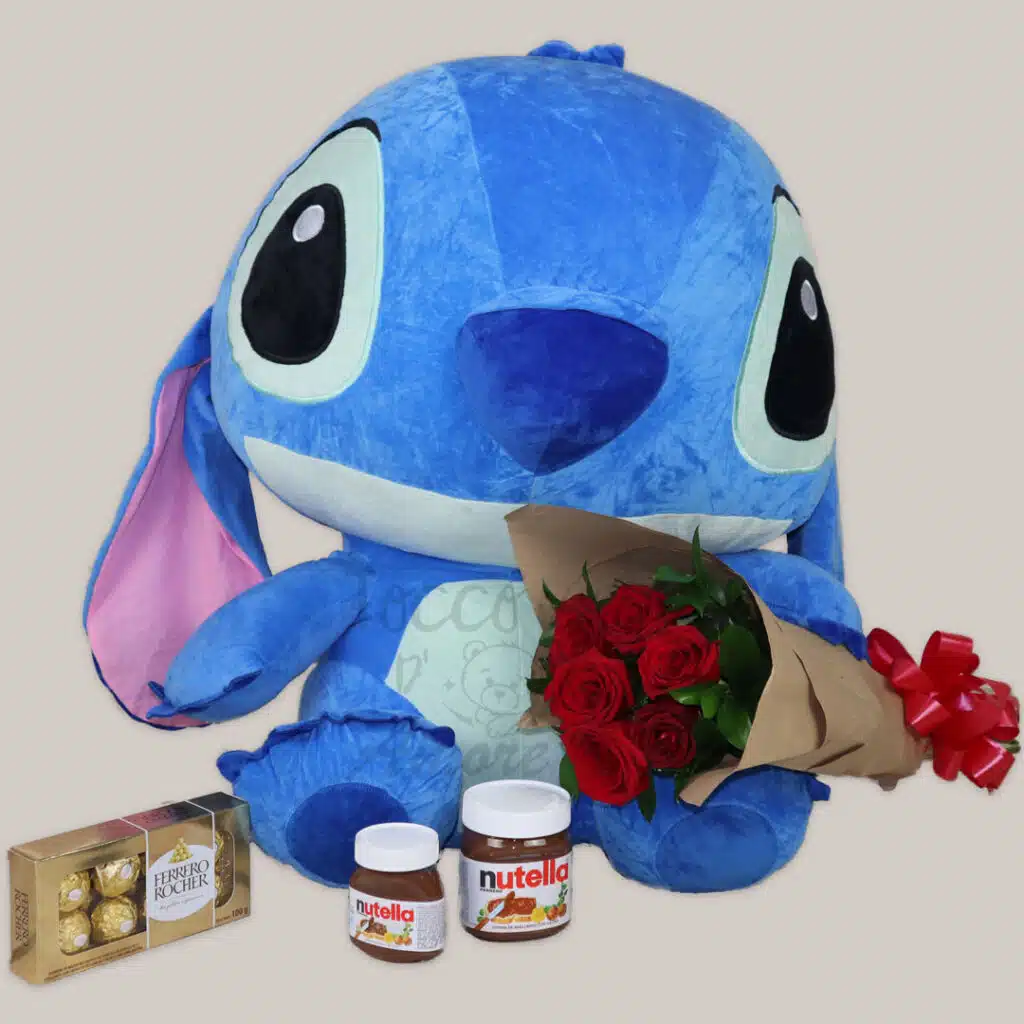 Peluche azul inspirado en Stitch con un ramo de rosas rojas, chocolates y crema de avellanas