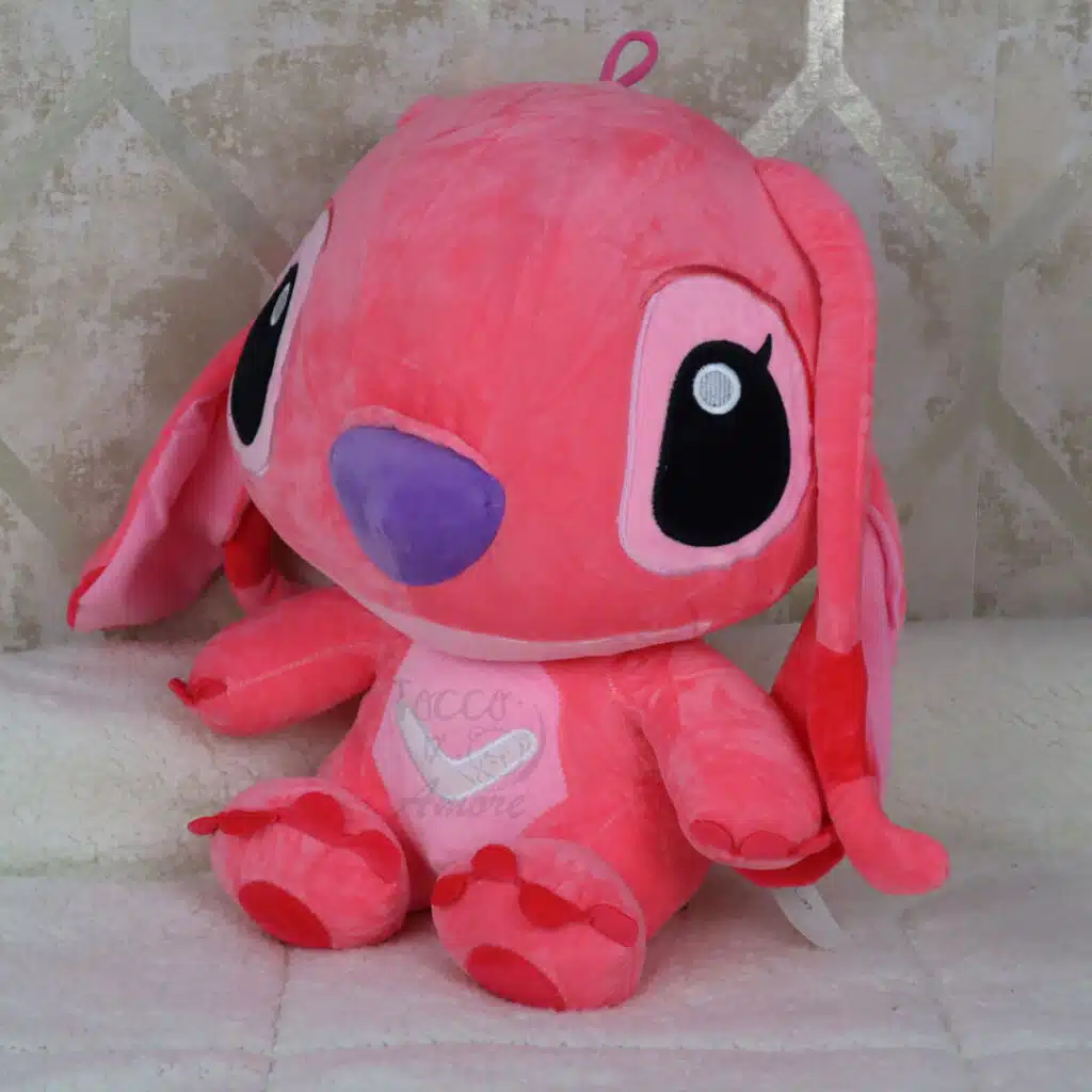 Peluche rosado inspirado en Stitch visto en tres cuartos
