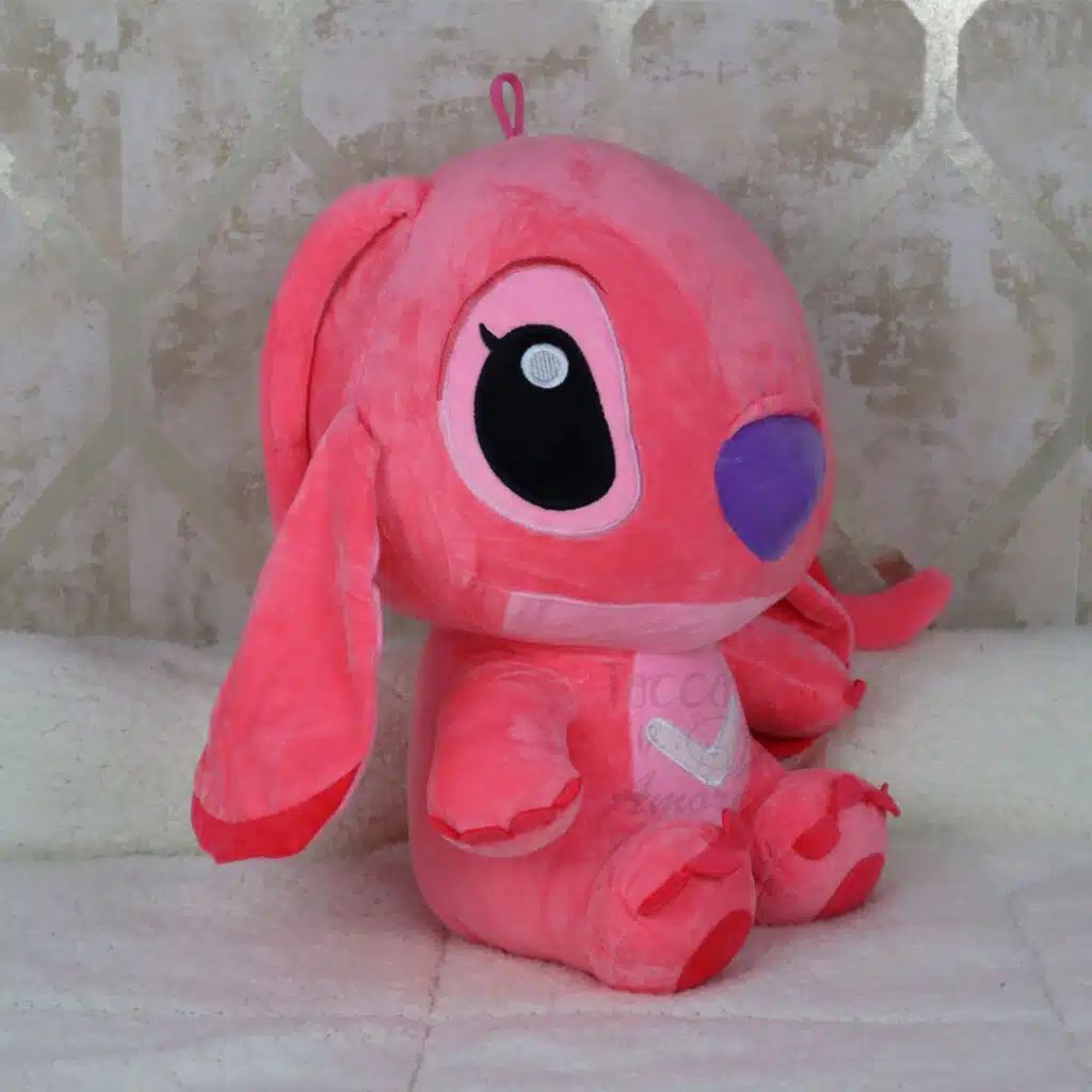 Peluche rosado inspirado en Stitch visto de lado