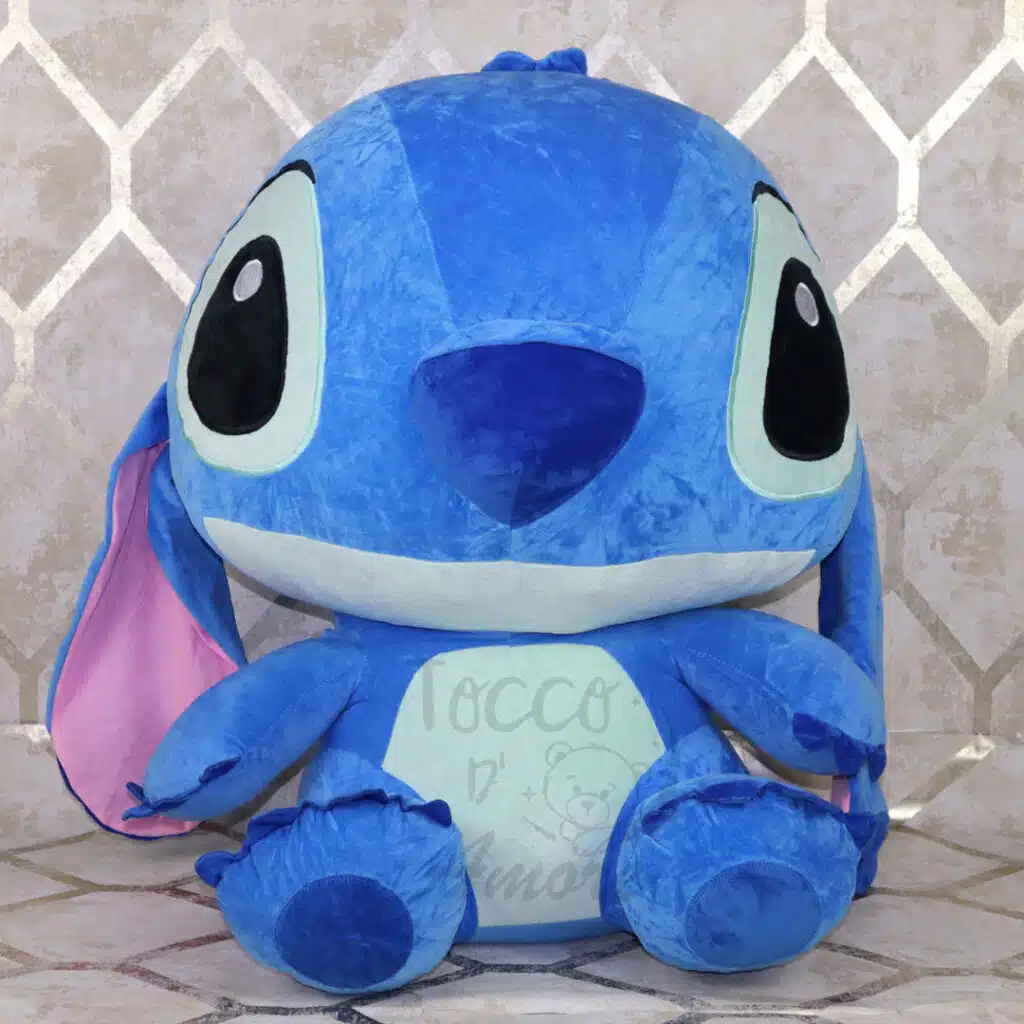 Peluche azul de 75 cm inspirado en Stitch, sentado y de frente, con el nombre Tocco bordado