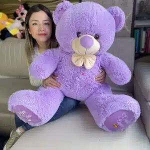 Oso 110 cm medida total  color lila  personalizado en huellas