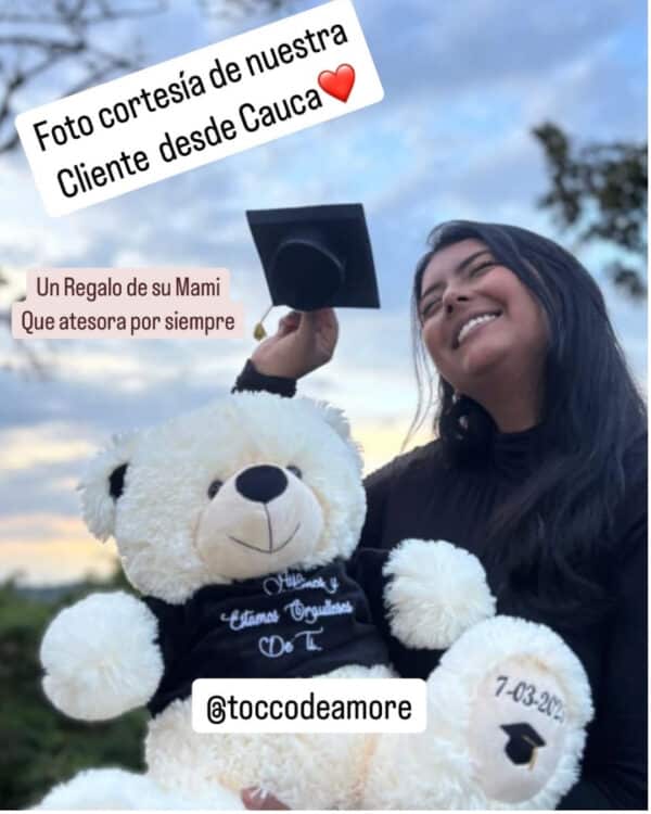 Graduada sosteniendo su birrete y su oso personalizado