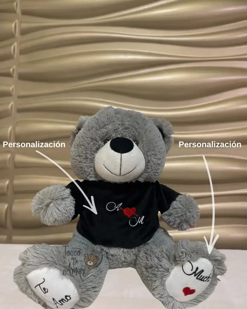 Oso de peluche gris de 55 cm con camiseta negra bordada y huellas personalizadas