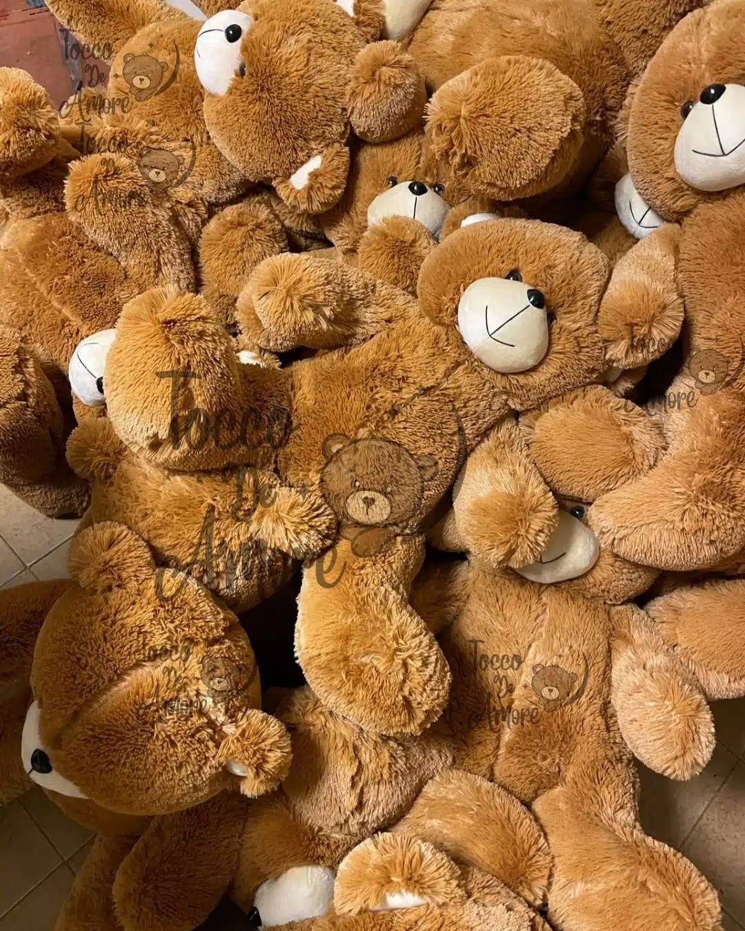 Decenas de osos de peluche café listos en el taller de Tocco de Amore para un pedido de regalos corporativos de fin de año