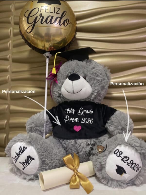 Oso de peluche gris de grado con birrete, camiseta «Feliz Grado Prom 2026» y huellas con nombre y fecha