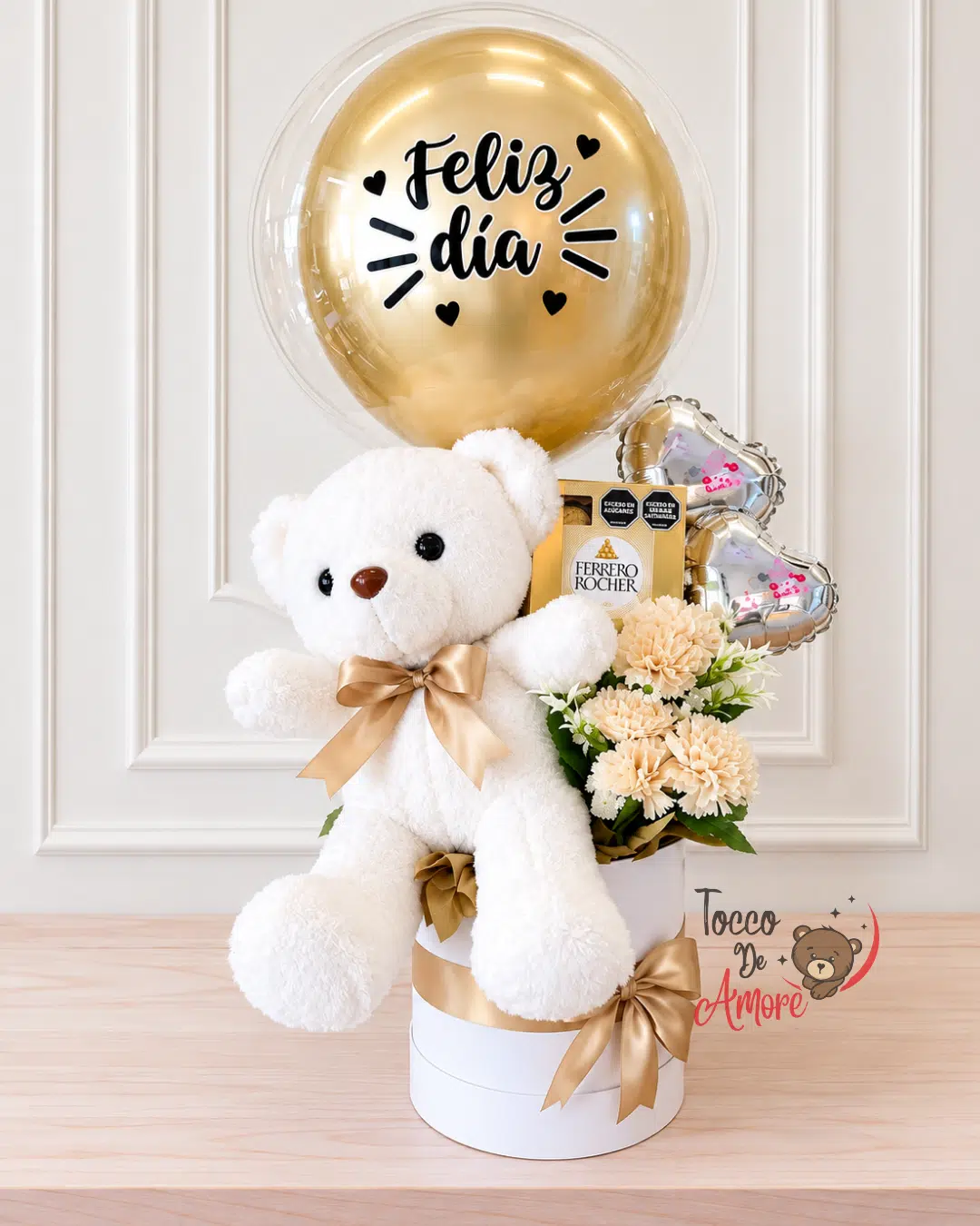 Ancheta sorpresa con oso de peluche blanco, globo dorado de «Feliz día» y chocolates, lista para entregar a domicilio en Bogotá