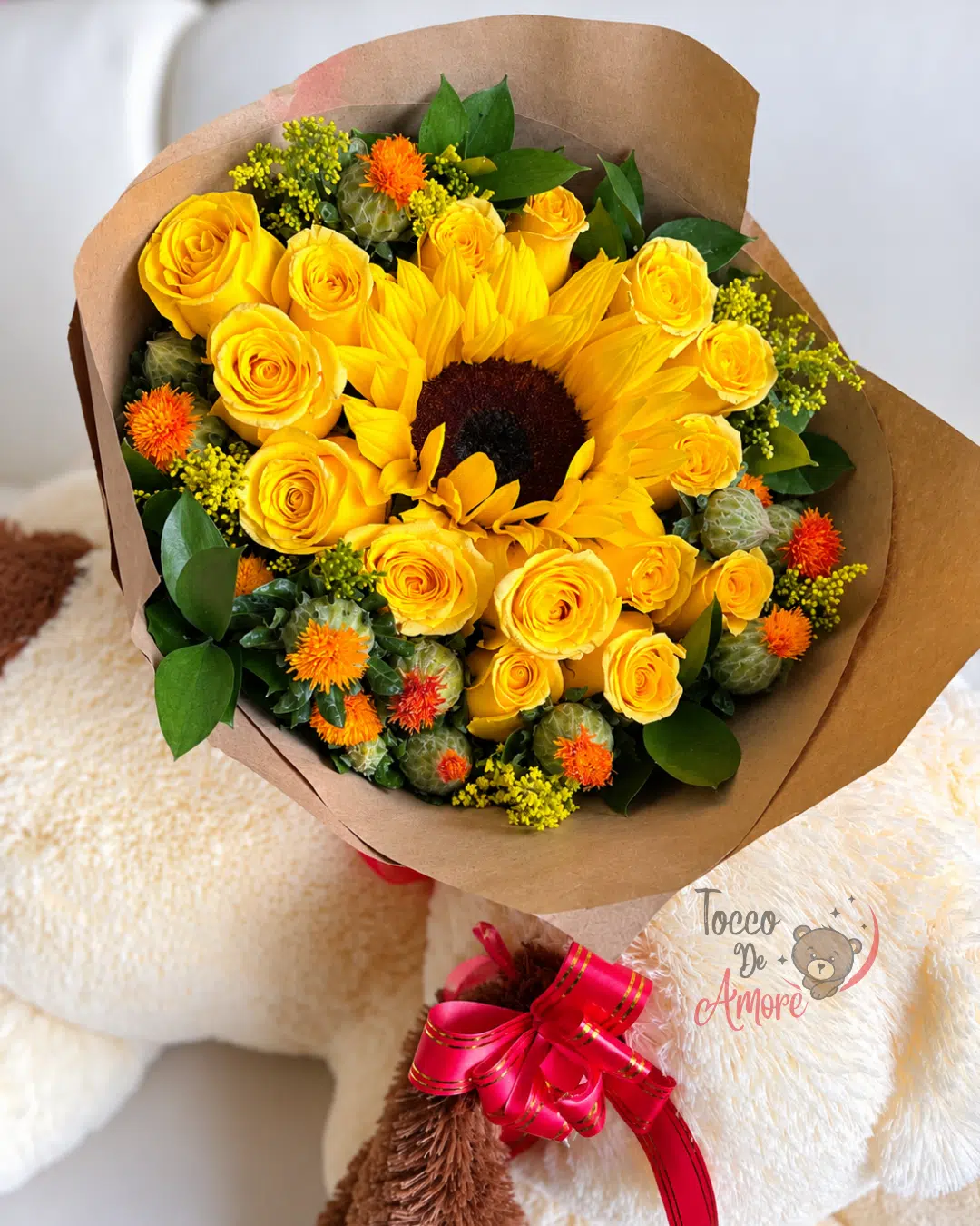 Bouquet de rosas amarillas con un girasol en el centro, envuelto en papel kraft, para entrega solo en Bogotá