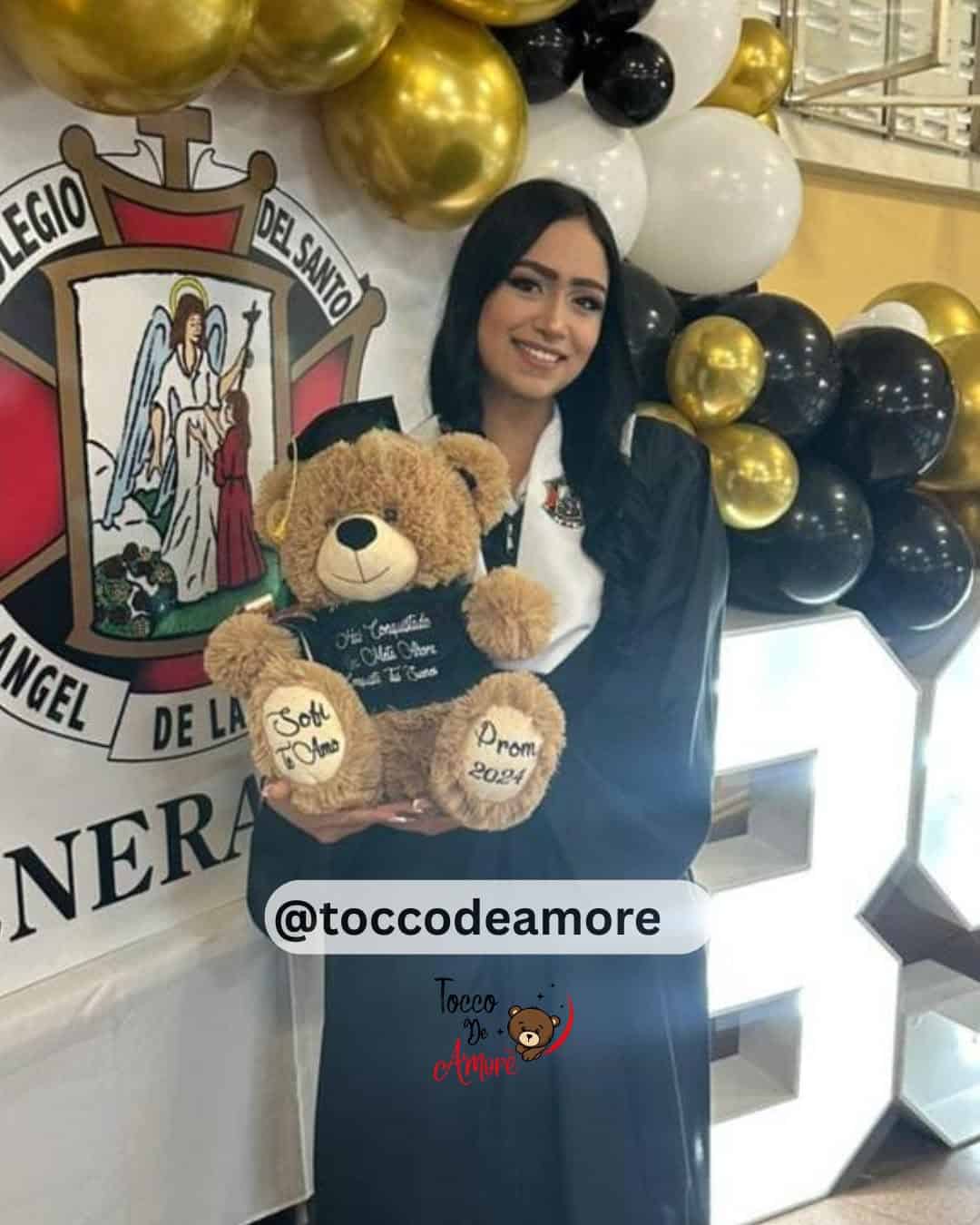 Graduada del Colegio del Santo Ángel con su oso de peluche personalizado con birrete, camiseta y huellas con nombre y fecha