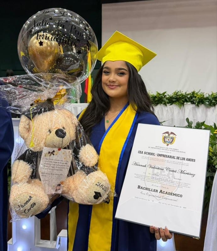 Bachiller con su diploma y su oso de peluche personalizado con globo