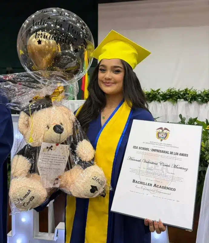Bachiller con su diploma y su oso de peluche personalizado con globo