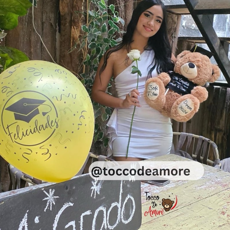 Graduada con globo de felicitaciones y su oso de peluche personalizado
