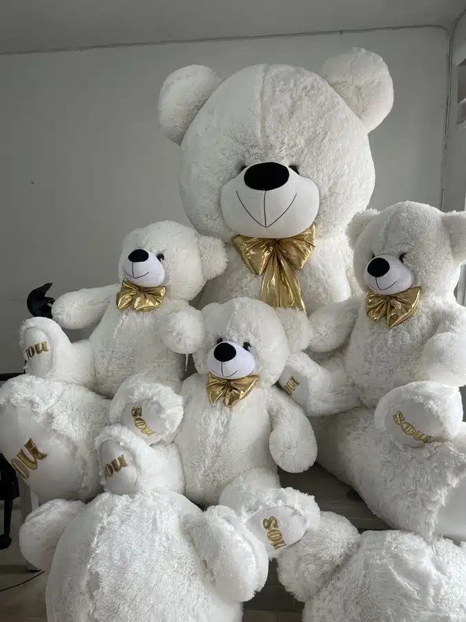 Foto real de osos de peluche blancos de varios tamaños