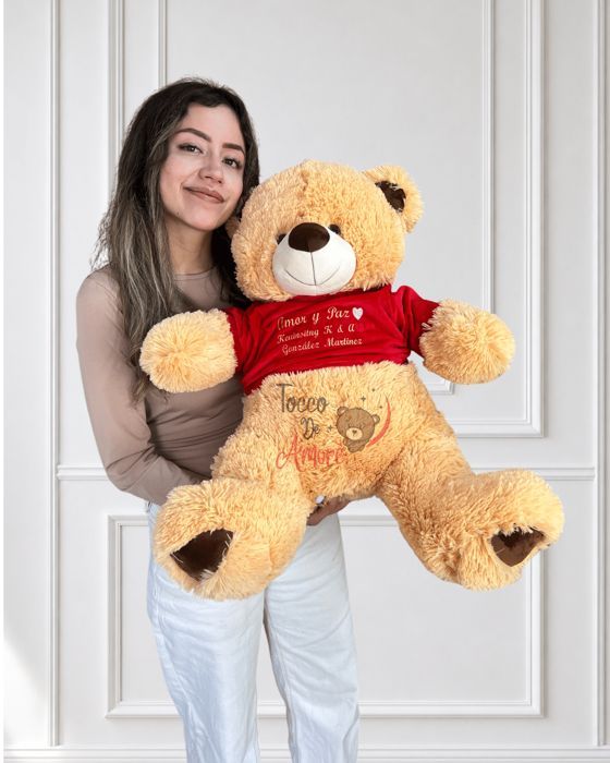 Foto real de un oso de peluche personalizado color miel con camiseta bordada, hecho por Tocco de Amore