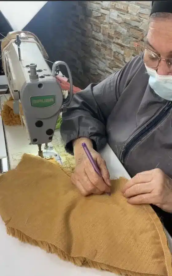 Costura de peluches en la fábrica de Tocco de Amore en Bogotá