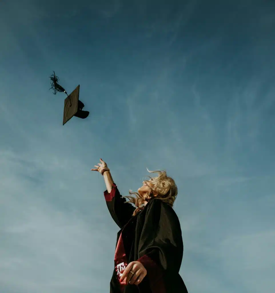 Graduada lanza el birrete al cielo el día de su ceremonia de grado