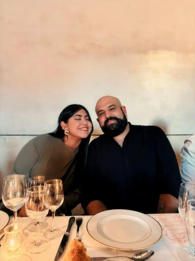 Pareja sonriente en una cena de aniversario en un restaurante