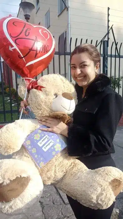 Clienta en Bogotá recibe un oso de peluche gigante con globo de corazón