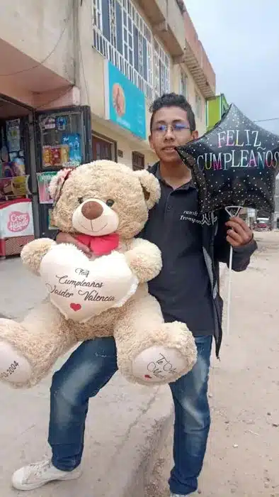 Testimonio de cliente con su oso de peluche