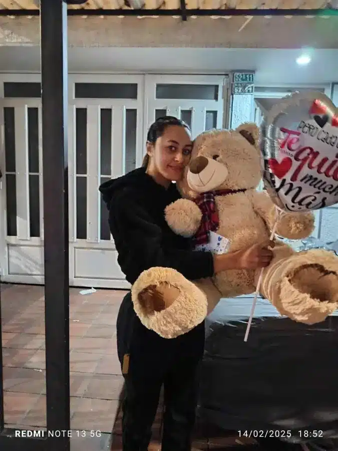 Clienta en Bogotá con su oso de peluche gigante y globo